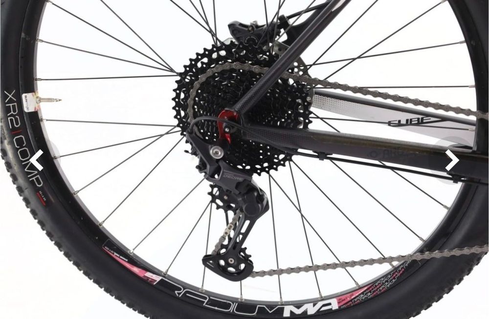 Bike BTT Cube Reaction Pro com rolo de treino