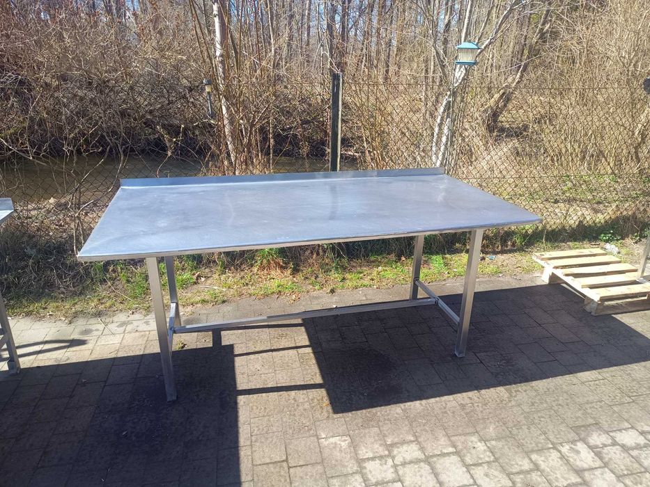 Stół produkcyjny ze stali nierdzewnej