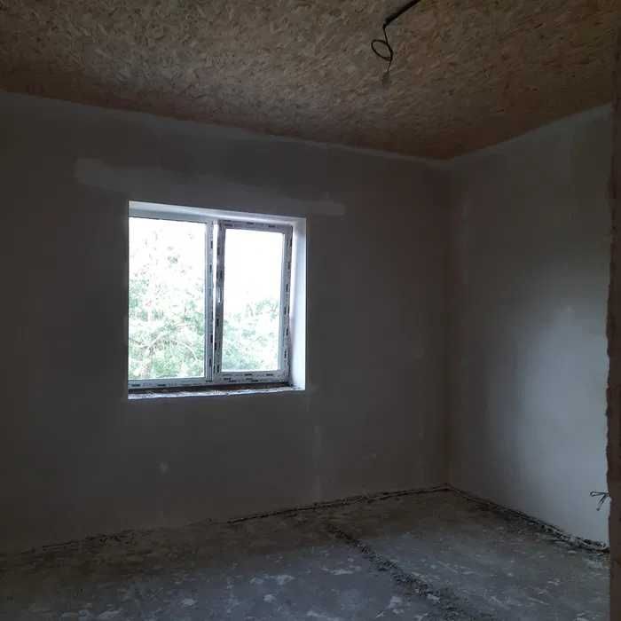 родається сучасний двоповерховий будинок у Гореничах