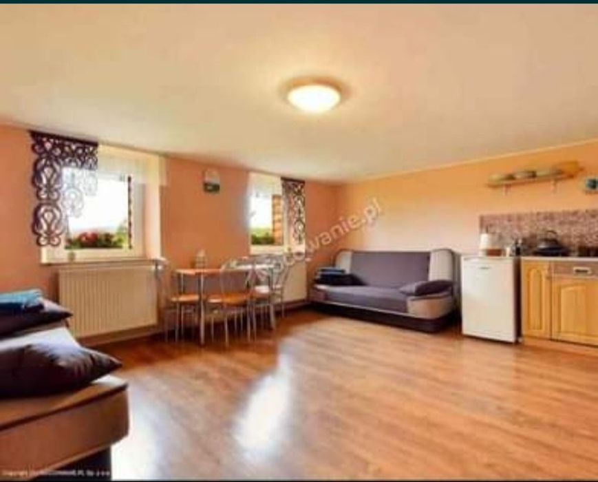 Pokoje dla pracowników z łazienkami i aneksami kuchennymi