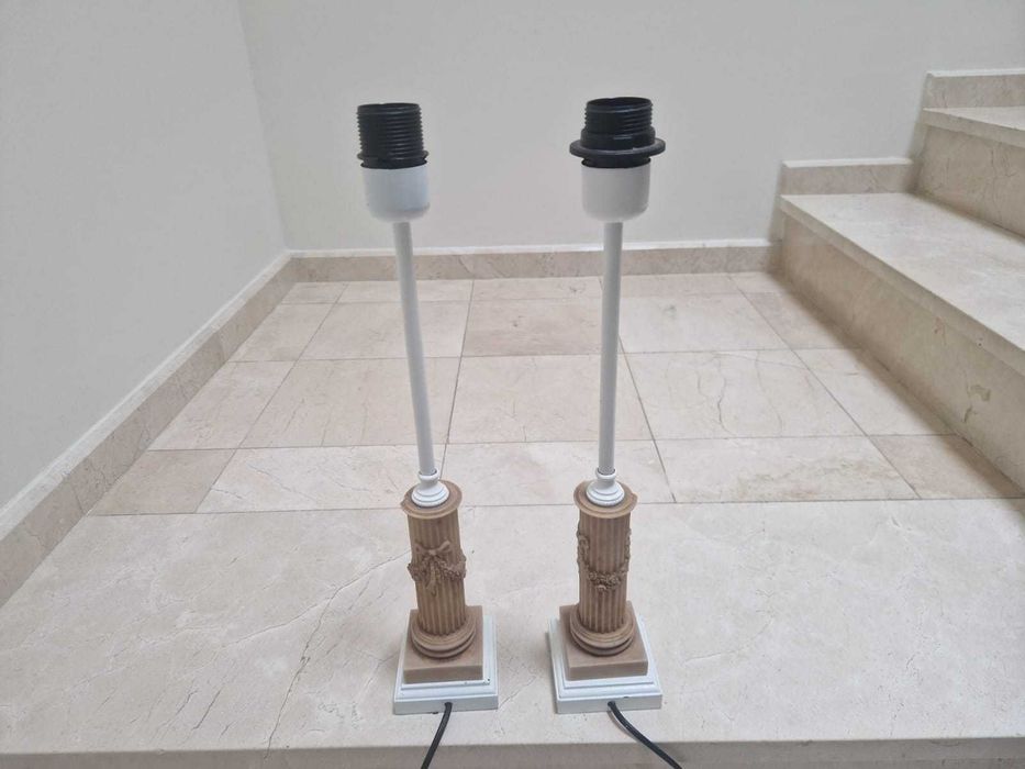 Candeeiros de mesa estilo clássico - base em forma de coluna antiga
