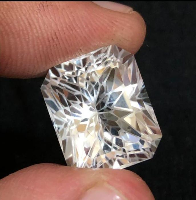 Quartzo Natural 21 Cts - Lapidação "Flor" - Gema Gigante