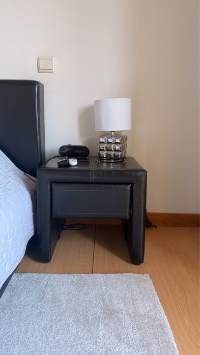 Quarto de casal em muito bom estado sem colchai