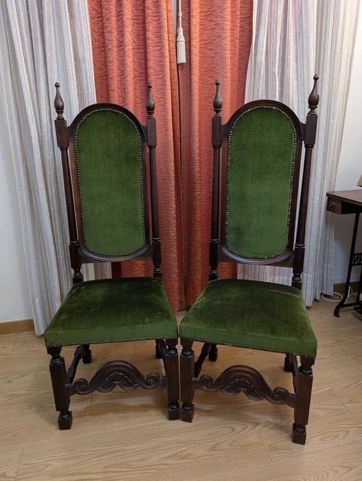 2 cadeiras estilo colonial em veludo verde com tachas decorativas