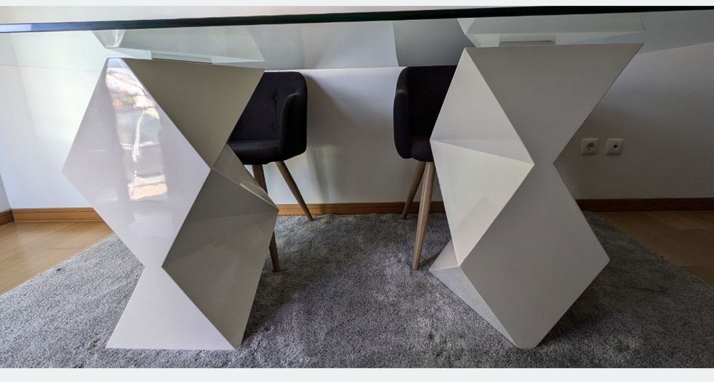 Mesa de vidro com designe