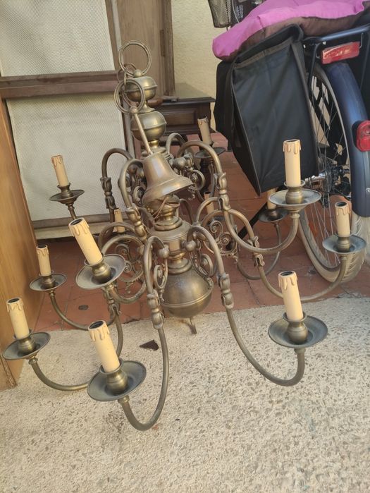 Várias luminárias antigas.