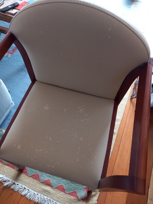 Cadeirão em madeira de cerejeira