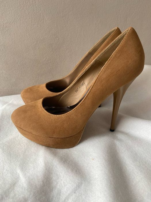 Wysokie karmelowe szpilki