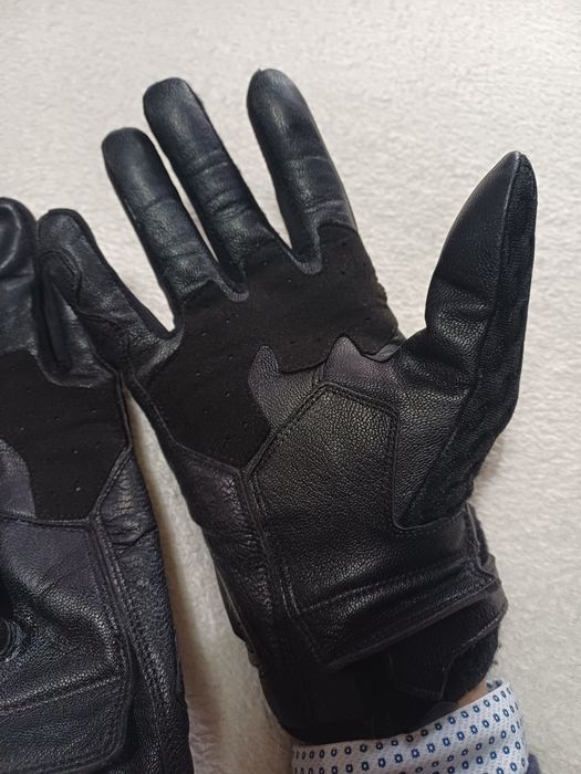 Luvas em pele da marca Dainese