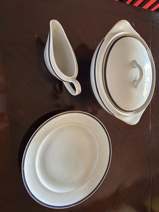 Conjunto de sopeira, prato e molheira vista alegre