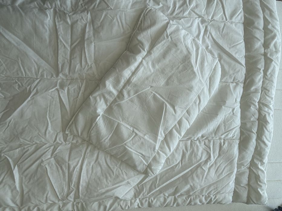 Sobrecolchão, resguardo, edredon e almofada para cama de bebé
