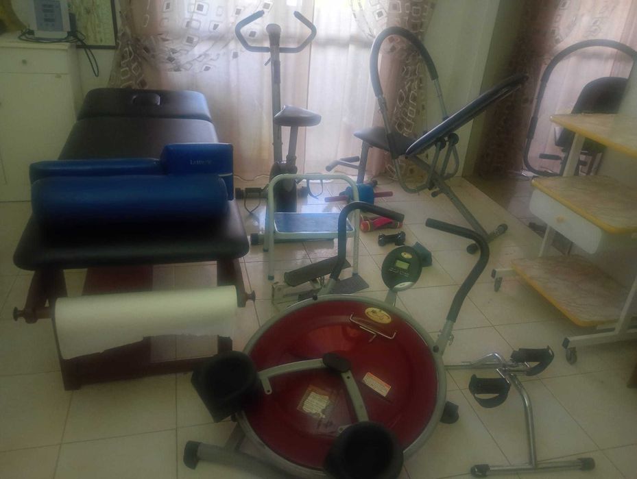 Variados produtos de ginásio entre bicicleta de pedal, STEP, etc.
