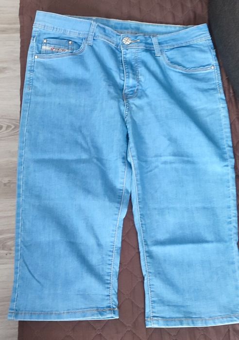 Jeansy do kolan w kolorze jasno niebieskim