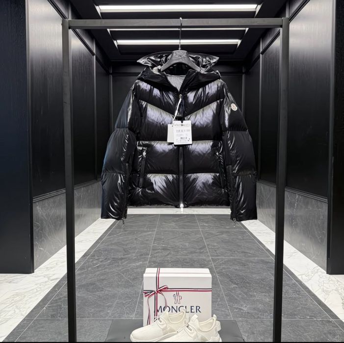 Чорна куртка брендова