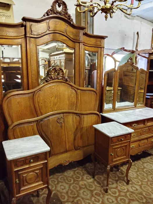 Piękna sypialnia antyk roccaile dębowa z lustrami i marmurami.