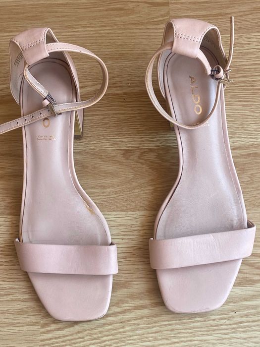 Sandalias como novas da Aldo, salto interior dourado
