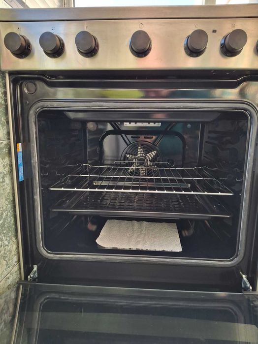 Fogão elétrico Indesit IS67V5PHX/E (semi-novo)
