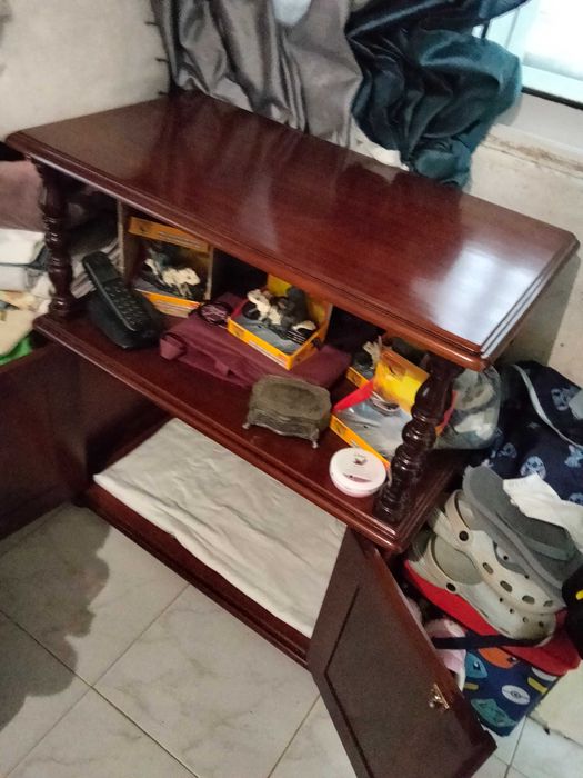Móvel castanho de sala