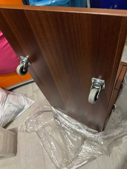 Mesa de cabeceira IKEA com duas gavetas, base. e rodas.