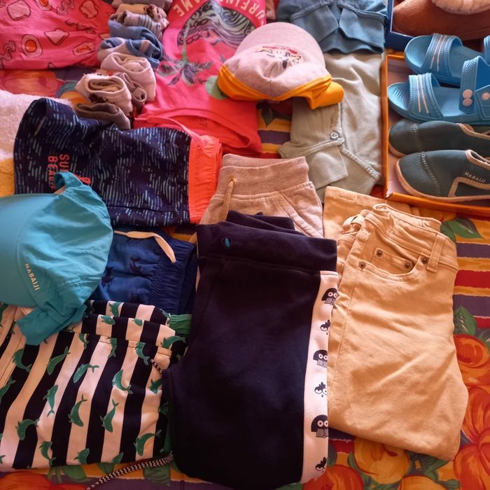 Roupa e sapatos criança entre os 3 e cinco anos
