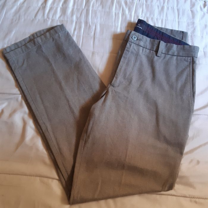 Calças cinza de fato .44 e outras castanhas como mostra as fotos.