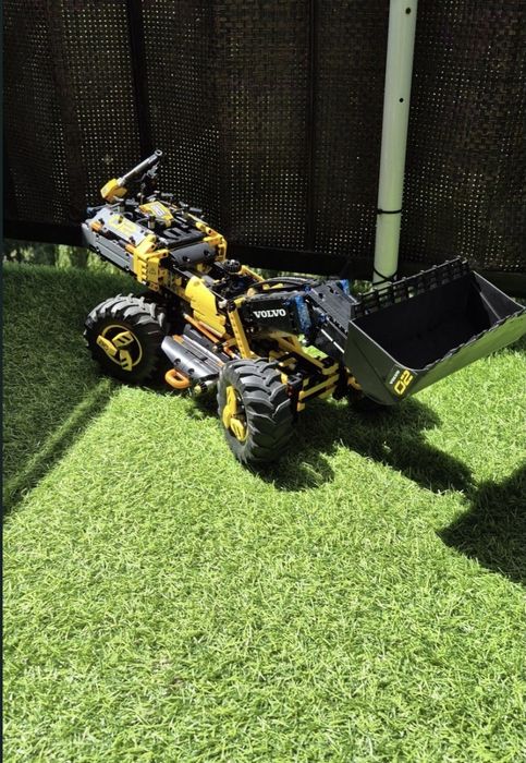 LEGO TECHNIC 42081 - Autonomiczna koparko ładowarka Volvo ZEUX