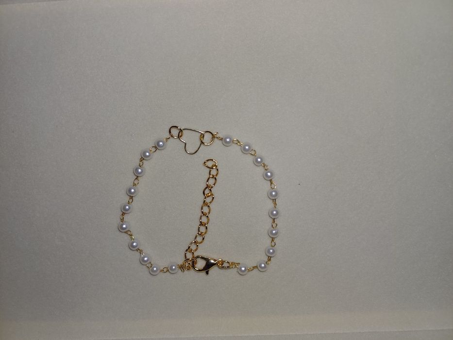 Pulseiras prateadas e douradas com pingentes e pérolas. Novas. 1,50€ c