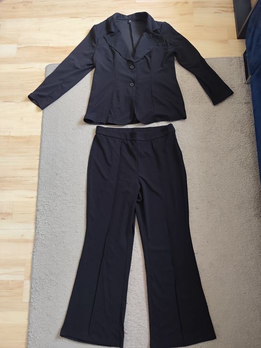 Czarny elegancki garnitur z szerokimi nogawkami r.44