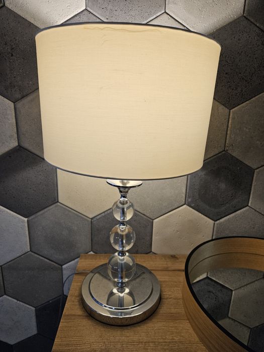 Lampa na komodę stojąca