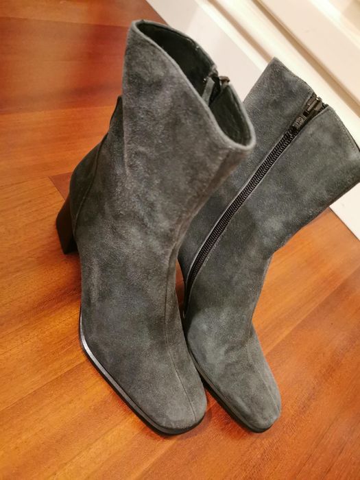 Botins cinzentos em camurça