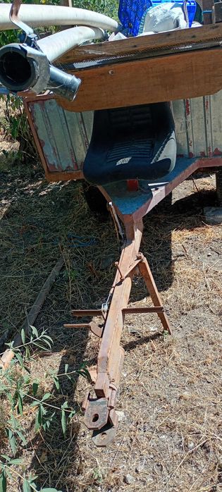 Reboque trator com lugar assento