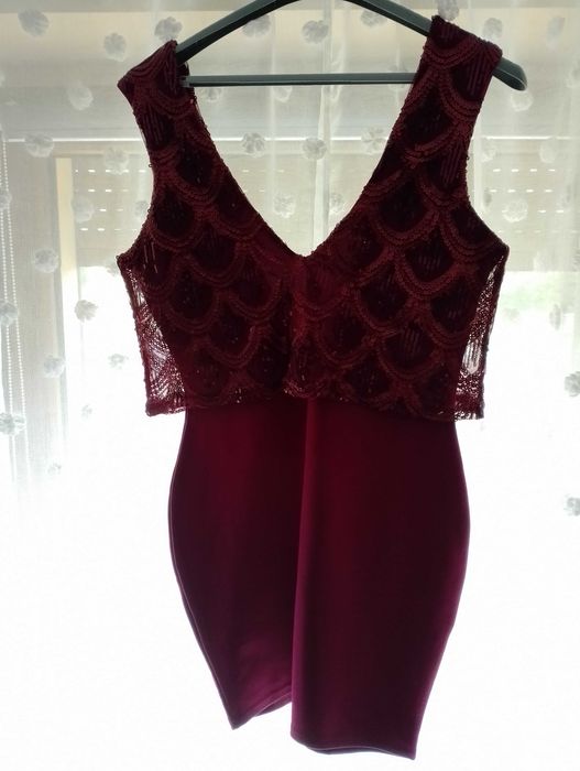 Elegancka dopasowana sukienka z cekinami
