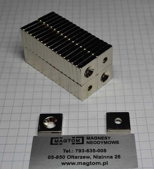 Magnes neodymowy płytkowy w otworem pod śrubę 12x12x3