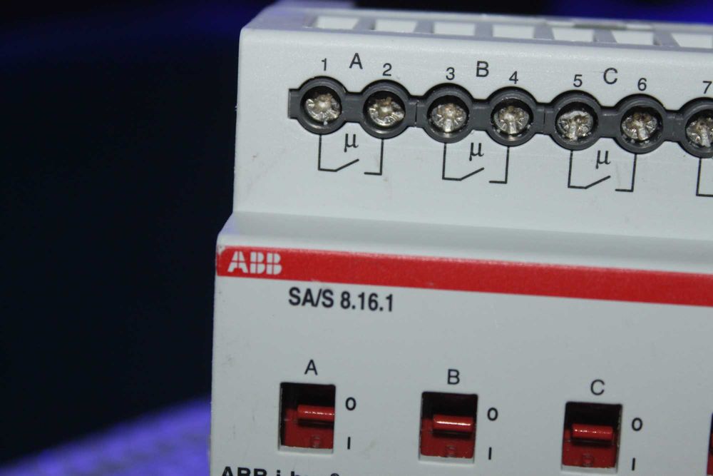 ABB SA/S 8.16.1 Aktor, Aktuator 8-tny 16 A, REG KNX
