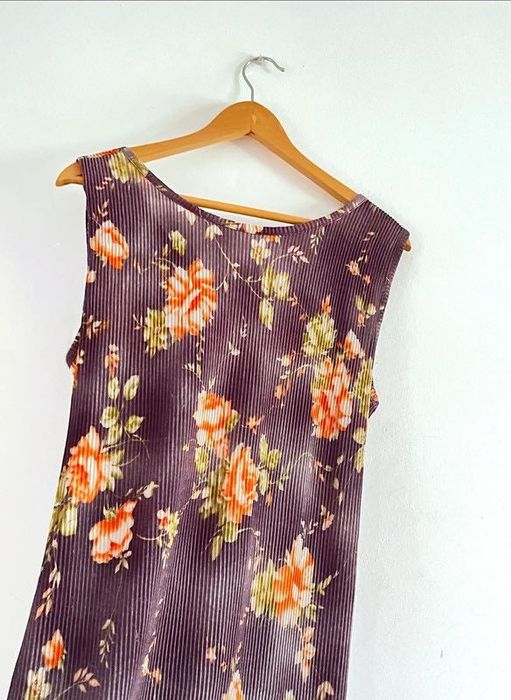 Vestido Florido - Fundo Lilás Escuro, Tecido Leve e Esticável