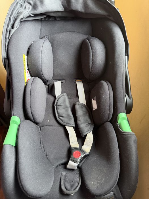 Carrinho bebé cor preto e dourado 3em 1 em muito bom estado