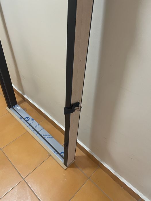 Nowa ościeżnica do drzwi wejściowych ze stalow progiem