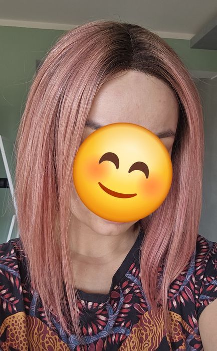 Peruka z włosów naturalnych w kolorze różu