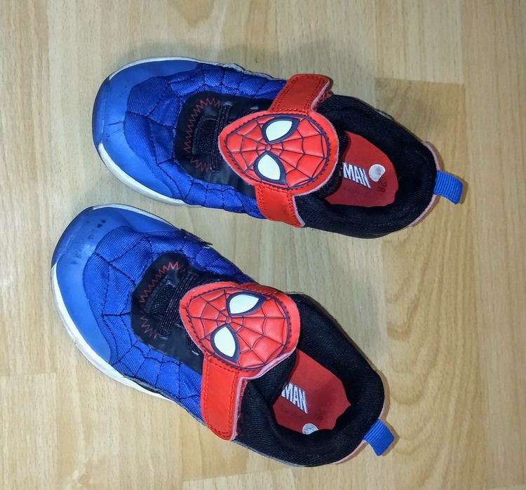 Детские кожаные кроссовки.  Фирменные . Размер - 24,26,29,30.