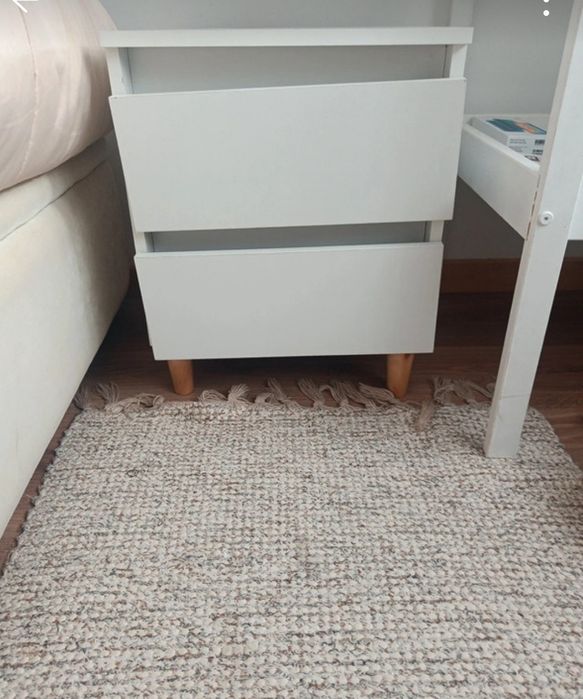 2 mesinhas de cabeceira satisfatórias