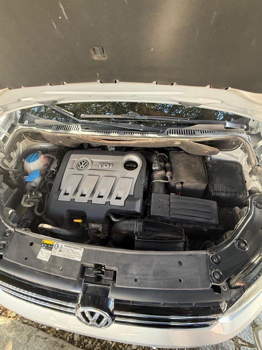 Vendo Volkswagen Touran 1.6 TDI, ano 2013, diesel, com 5 lugares. foto 5