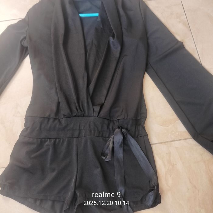 Czarny krótki kombinezon