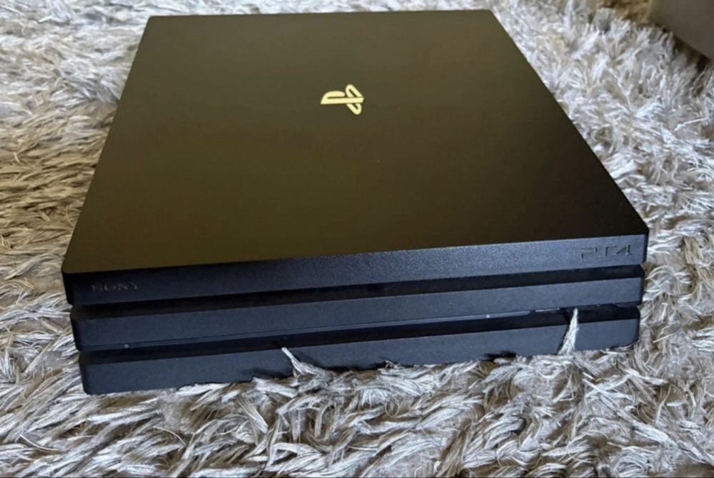 Ps4 pro com 2 comandos