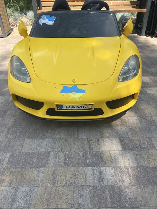 Дитячий електромобіль