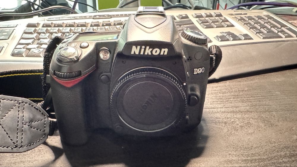 Corpo Nikon D90 com grip