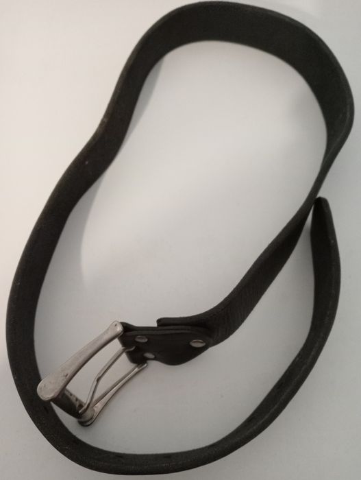 Gruby,masywny pasek do spodni.