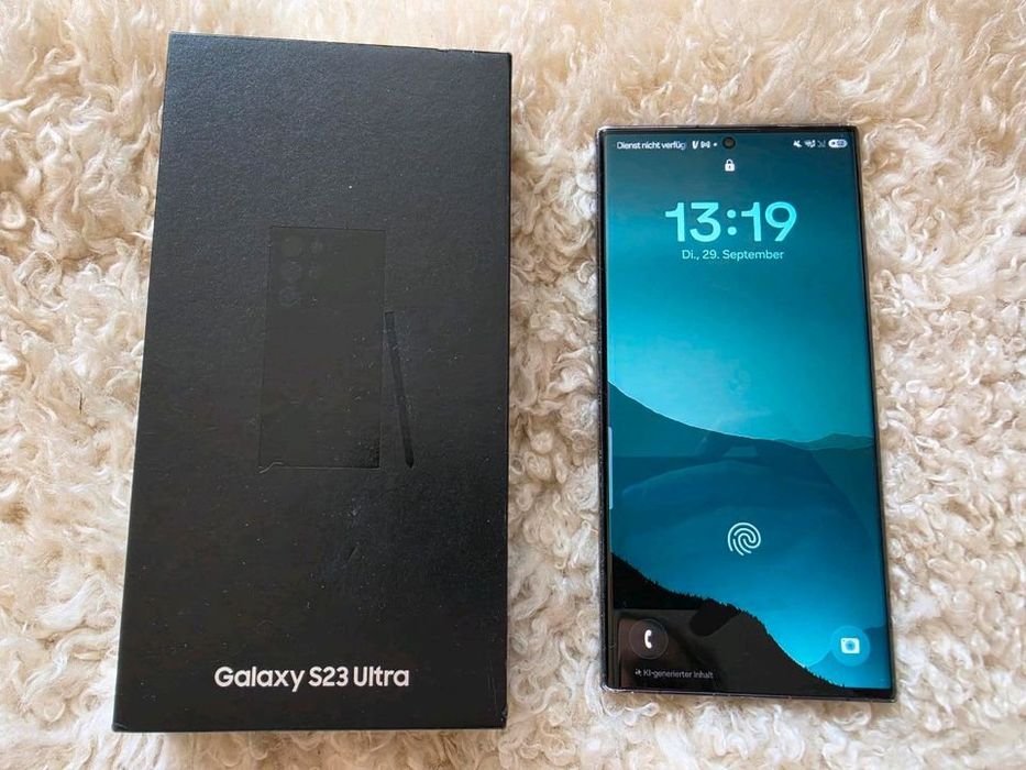 Smartfon Samsung Galaxy S23 Ultra z akcesoriami