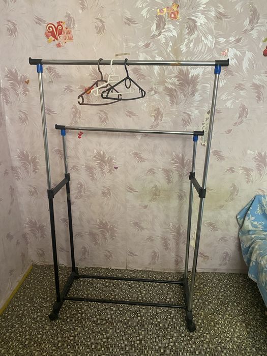 Вешалка для вещей на колёсах