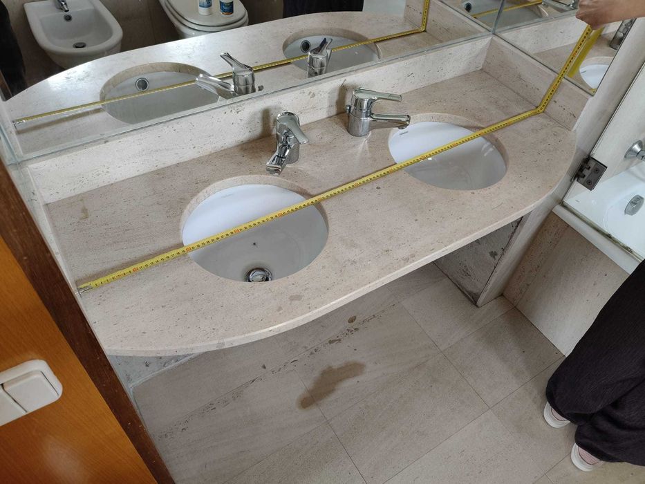 Bancada de pedra com 2 lavatórios circulares encastrados e misturadoras monocomando Grohe