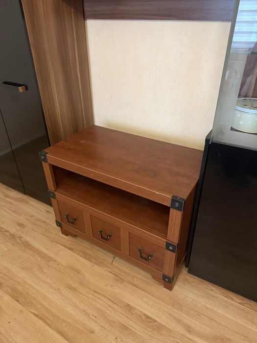 2 małą szafkę z szufladami